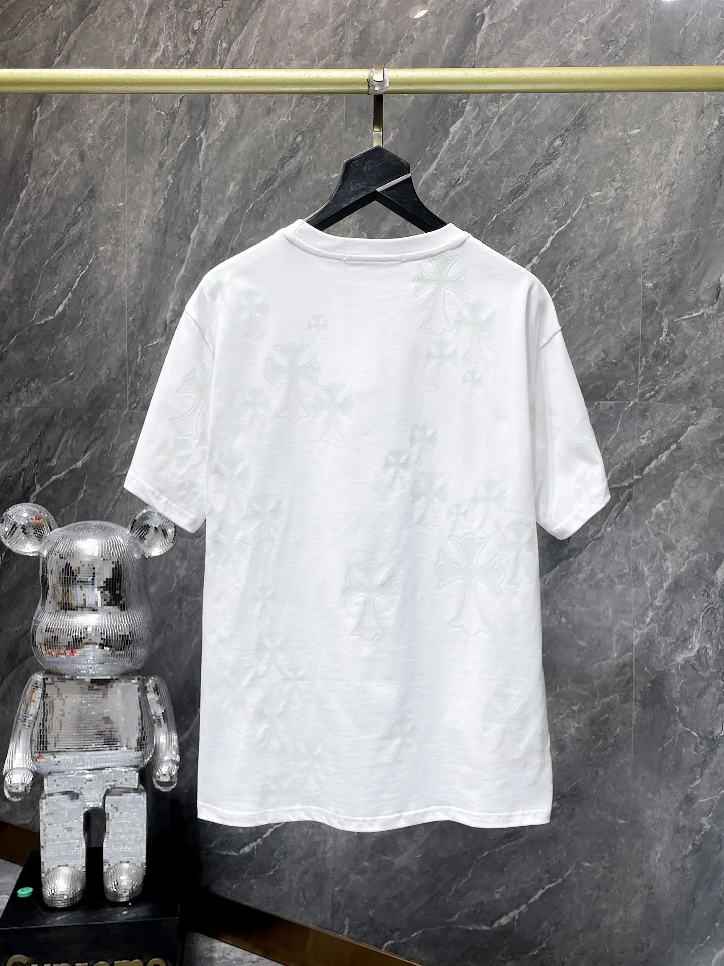 P180 New Chrome Hearts 25ss for summer. High-weight, environmentally friendly and high-quality top-grade fabric. 280g Chrome Hearts new design light-sensitive color-changing cross short-sleeves. Counter synchronization. Re-engraved version 1:1. Recommended color: white. Size: S, M, L, XL.